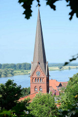 Kirchturm der Maria- Magdalenen-Kirche in Lauenburg; im Hintergrund die Elbe.