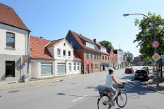 Wohn- und Geschäftshäuser - unterschiedliche Baustile und Bauhöhe, Hamburger Straße - Lauenburg.