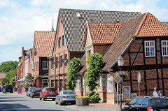 Geschäftsstraße in Bleckede - Fachwerkhäuser und Neubauten; Breite Straße.