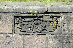 Wappen und Jahreszahl 1774 an der Schleusenmauer der historischen Palmschleuse in Lauenburg.