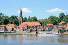 Elbufer der Elbe bei Lauenburg - historische Fachwerkhäuser der Lauenburger Altstadt und der Kirchturm der Maria Magdalena Kirche.