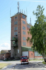 Industriearchitektur in Bleckede - Speicher mit Schütte für die LKW-Beladung am Hafen.