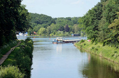 Der Elbe-Lübeck-Kanal bei Mölln - ein Binnenschiff fährt in den Ziegelsee ein.