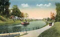 Historische Ansicht vom Travekanal in Lübeck - ein Ausflugsschiff dampft auf dem Wasser - Spaziergänger auf der Promenade.