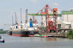 Frachter im Reiherstieg - Industrieanlage in Hamburg Wilhelmsburg.
