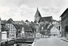 Historische Ansicht von Mölln / Lauenburg - Blick über den Mühlenbach, Fachwerkgebäude und Kirche St. Nikolai, das Wahrzeichen der mittelalterlichen Stadt.