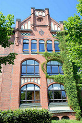 Backsteinfassade der ehem. Mädchenschule Woellmerstrasse in Hamburg Heimfeld, erbaut 1910 - Architekt Harburger Stadtbaurat Friedrich Homann.