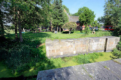 Dückerschleuse bei Witzeeze; die alte Schleuse ist die einzige erhaltene Stauschleuse am Stecknitzkanal. Die Dückerschleuse wurde 1398 als „Kronschleuse“ in Betrieb genommen, um die Schifffahrt auf der Delvenau als Teil des Stecknitzkanals zu ermög