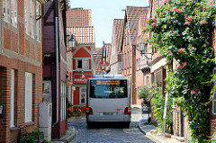 Busverkehr in den schmalen Gassen von Lauenburg - ein Bus der HVV quält sich durch die Elbstraße.