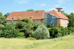 Elbschloss Bleckede - Ersterwähnung 1287; jetziger Barockbau / Westflügel von 1743 - jetzt nformationszentrum für das Biosphärenreservat Niedersächsische Elbtalaue sowie Sitz der Touristen-Information.