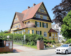 Hamburger Architekturbilder - restaurierte Vorstadtvilla im Heimatstil - Hausgiebel mit Fachwerk versehen.