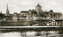 Historische Aufnahme der Hansestadt - Blick über die Kanaltrave zum Burgtor und alten Befestigungsanlage.