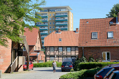 Historische Häuser / Wehrturm am Schlossberg von Lauenburg - im Hintergrund Hochhaus an der Alten Wache.