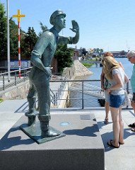 Lauenburger Rufer am Elbufer / Dampferanlegeplatz in Lauenburg - Symbol dar für die über 700-jährige Tradition der Elbschifffahrt - Bronzefigur; Bildhauer und Plastiker Karl-Heinz Goedtke, 1959.