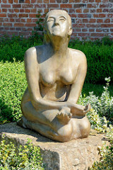 Skulptur Knieende nackte Frau auf der Aussichtsterrasse am Schlossberg in Lauenburg