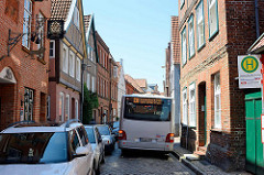 Busverkehr in den schmalen Gassen von Lauenburg - ein Bus der HVV quält sich durch die Elbstraße.