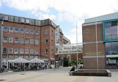 Marktplatz von Glinde - Brunnen, Rathaus und Bürgerhaus Marcellin-Verbe Haus.