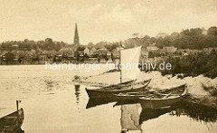 Historische Aufnahme von der Elbe bei Lauenburg; im Vordergrund Fischerboote in Hohnstorf, am anderen der Kirchturm der Maria Magdalena Kirche und die historische Bebauung der Lauenburger Altstadt am Elbufer.