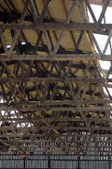 Holzgebäude vom Holzlager am Hafen / Gewerbegebiet von Mölln - offenes Lagerhaus mit Ständerwerk, Holzbalken - Dachkonstruktion.