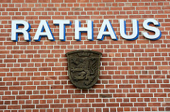 Fassaden Schild RATHAUS und Wappen von Bleckede.