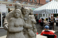 Marktplatz von Glinde, beim Rathaus - Skulptur Balance, Bildhauer Rainer Gualterio Anz - 1993.