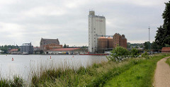 Hafen der Stadt Mölln - Ufer vom durch die Stadt führenden Elbe-Lübeck-Kanals; Hafenanlagen / Silo am Ziegelsee.