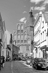 Blick durch die Marktstraße zum Alten Rathaus in Mölln, erbaut ab 1373 / Backsteingotik.