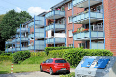 Dreistöckiger Wohnblock mit vorgesetzten Balkons - teilweise mit Sichtschutz zum Nachbarn - Architektur in Wentorf bei Hamburg.