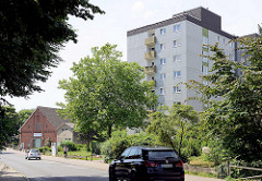 Landwirtschaftliches Gebäude / Ziegelscheune und Hochhausarchitektur der 1970er Jahre / Hauptstraße von Wentorf bei Hamburg.