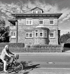 Kubisches Backsteingebäude mit rundem Erker / Kupferdach - Fassadenbeschriftung Haus KIeinburg, 1924.