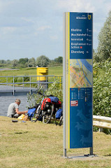 Modernes Schild - Wegweiser in Bleckede mit Sehenswürdigkeiten der Stadt an der Elbe.