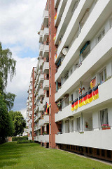 Hochhaus an der Avenue St. Sebastian in Glinde - Balkon mit Deutschlandfahnen geschmückt.
