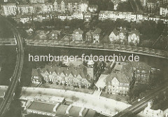 Luftaufnahme vom Johanniskloster am Alsterufer / Heilwigstraße in Hamburg Eppendorf - geweiht 1914; englischer Landhausstil, Architekten Kahl und Endresen. Am anderen Alsterufer Wohnhäuser am Leinpfad / Sierichstraße in Hamburg Winterhude.