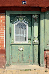 Eingangstür eines historischen Handwerkerhauses in der Elbstraße von Lauenburg / Elbe.