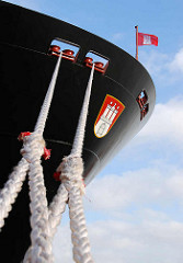 Seil und Schiffsbug des Containerschiffs "Hanover" am Hamburger Container Terminal Altenwerder; über dem Hamburg Wappen flattert die Hamburg Fahne im Wind.