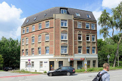 Jugendstilwohnblock / Eckgebäude in Hamburg Wilhelmsburg; Restbestand von im Krieg zerbombten Wohnbebauung.
