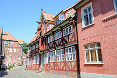 Historische Wohnhäuser / Geschäfthäuser in der Elbstraße von Lauenburg.