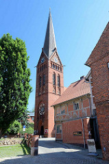 Kirchturm der Maria-Magdalenen-Kirche in Lauenburg; der älteste sichtbare Bauteil ist das im unteren Bereich des Baukörpers aus Feldstein und weiter oben aus Ziegel errichtete gotische Kirchenschiff aus der Zeit um 1300. Der heutige Chor aus Backs