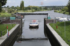 Die Ausflugsbarkasse ALSTERSCHIPPER der Bergedorfer Schifffahrtslinie kommt vom Bergedorfer Hafen und fährt auf seiner Rundtour durch die Vierlande in die Krapphofschleuse ein. Seit 2006 wird die Schleuse von den Schiffern über Knopfdruck selbst