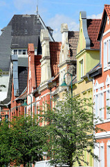 Hausgiebel, mehrstöckige Wohnhäuser in Aken, Elbe - im Hintergrund das Dach vom Speicher im Akener Hafen.