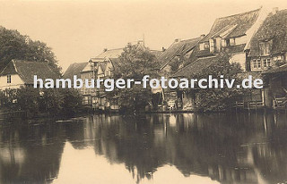 Bergedorfer Serrahn ca. 1880; dicht gedrängt stehen die alten Häuser am Wasser - in der linken Bildmitte ist das Brückengeländer an der Holstenstrasse zu erkennen.