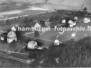 historische Luftaufnahme ca. 1936 vom weitläufigen Gelände der  Sternwarte auf dem Bergedorfer Gojenberg; lks. das Kuppelgebäude vom Grossen Refraktor, schräg davor das Gebäude des Meridiankreises.