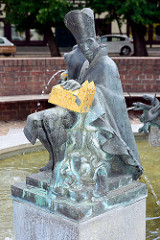 Marktbrunnen am Marktplatz von Aken / Elbe; Figurengruppe Erzbischof von Magdeburg - Sockelumschrift: Der Magdeburger Erzbischof beglückte unsere Gemeinde im Jahre des Herren 1270 mit einem Chorherrenstift.