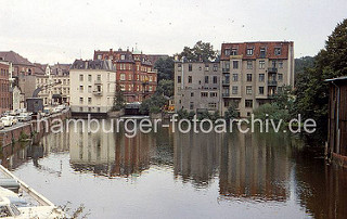 Blick in den Bergedorfer Hafen um 1970; auf der Kaimauer stehen neben dem Drehkran Kraftfahrzeuge - das gesamte Hafenufer wird als Parkplatz genutzt.