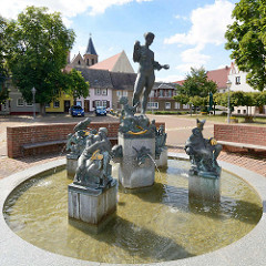 Marktbrunnen am Marktplatz von Aken / Elbe; Figurengruppe mit weiblichen Akt / Symbol der Elbe im Mittelpunkt.