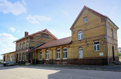 Empfangsgebäude / Bahnhof Aken / Elbe - Backsteinarchitektur, gelber Ziegel.