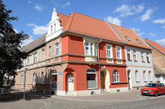 Wohnhaus zur Hälfte restauriert - ehem. Ladengeschäft zu Wohnraum umgestaltet - Architekturbilder von Aken, Elbe.