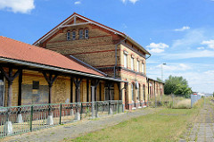 Empfangsgebäude / Bahnhof Aken / Elbe - Backsteinarchitektur, gelber Ziegel.