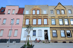 Wohnhäuser mit teilweiser Ziegelfassade - ausgebaute Dachwohnung mit integriertem Giebel; Architektur in Aken an der Elbe.