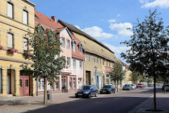 Wohnhäuser in unterschiedlichen Baustilen - Geschäfte; Köthener Straße, Aken / Elbe.